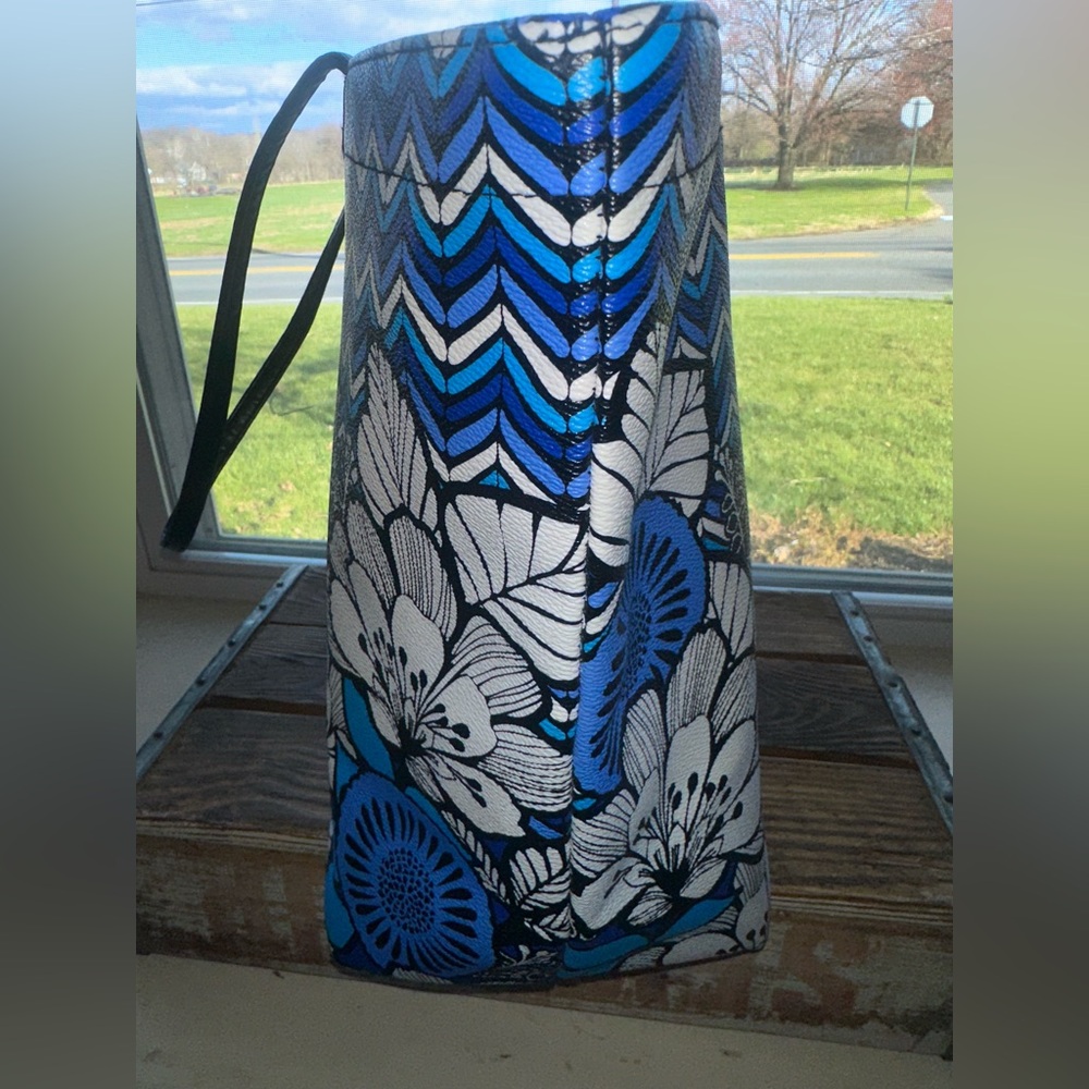 Vera Bradley  Blue Bayou Shoulder Bag in a Vibrant Blue & Black Pattern -NWOT - Picture 7 of 15